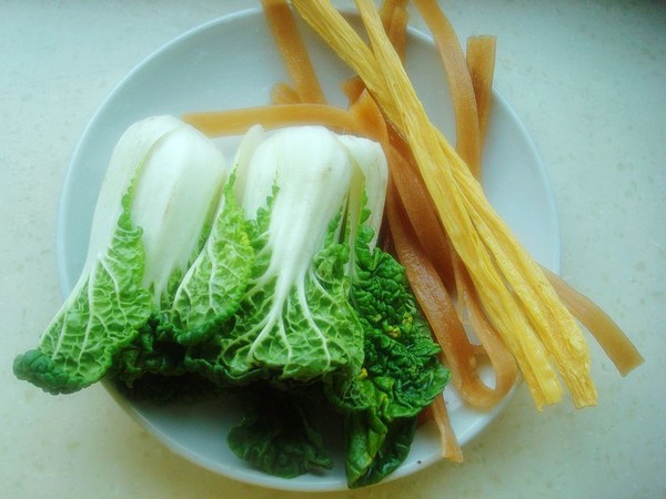 黑白菜宽粉炖腐竹的做法-咸鲜味炖菜谱