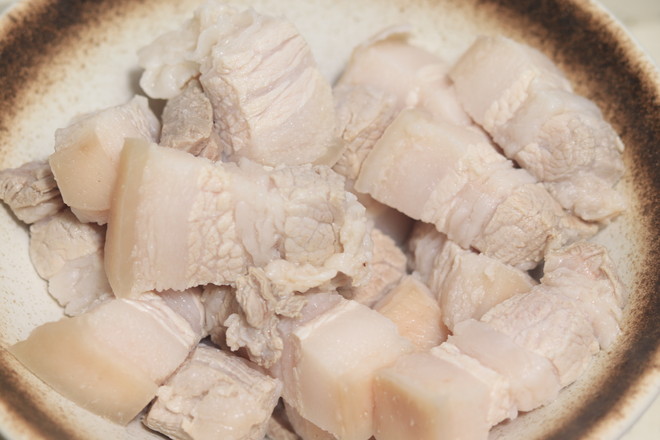 五花肉炖土豆的做法-家常味炖菜谱