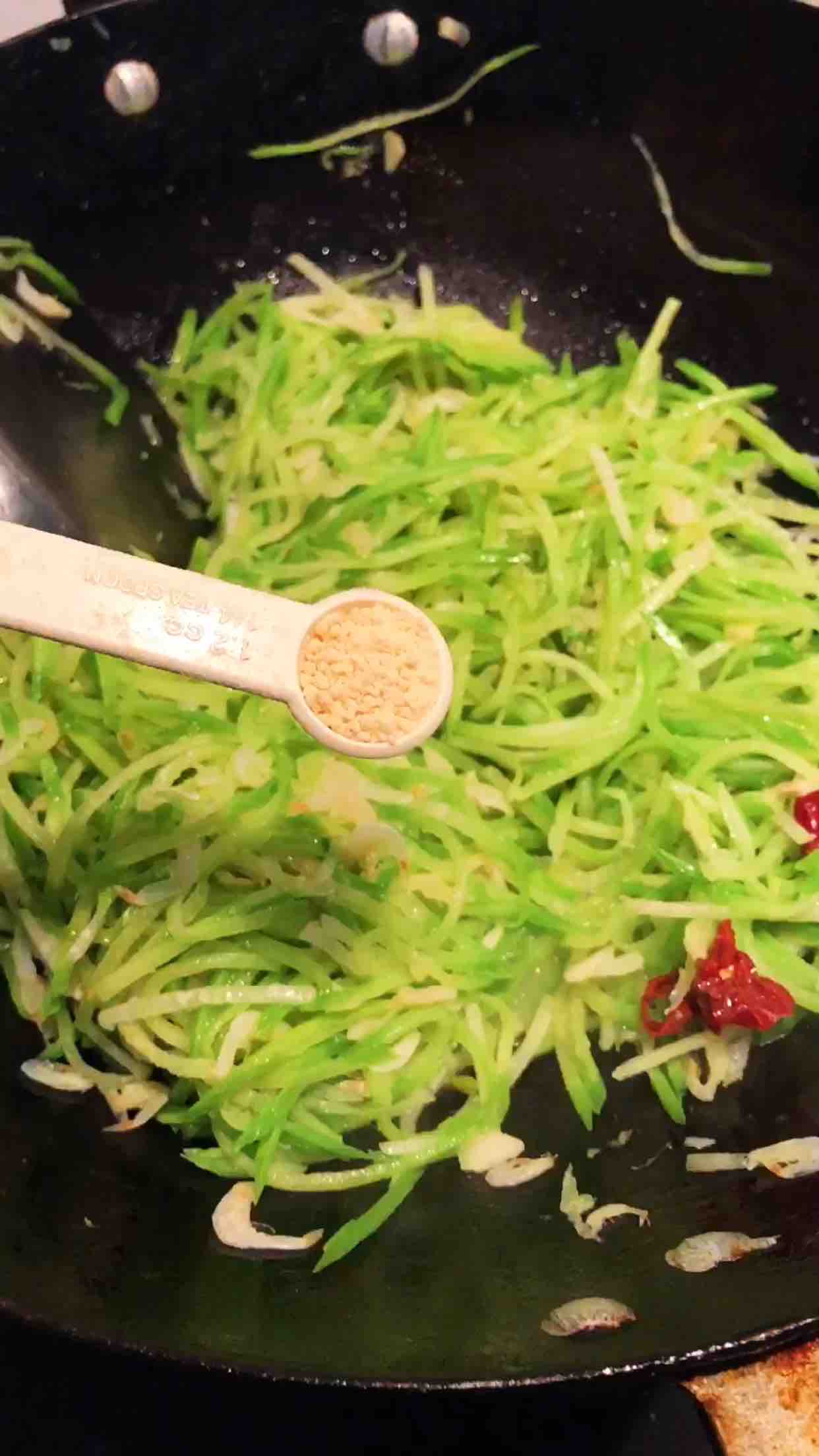 萝卜丝炒虾皮的做法-家常味炒菜谱