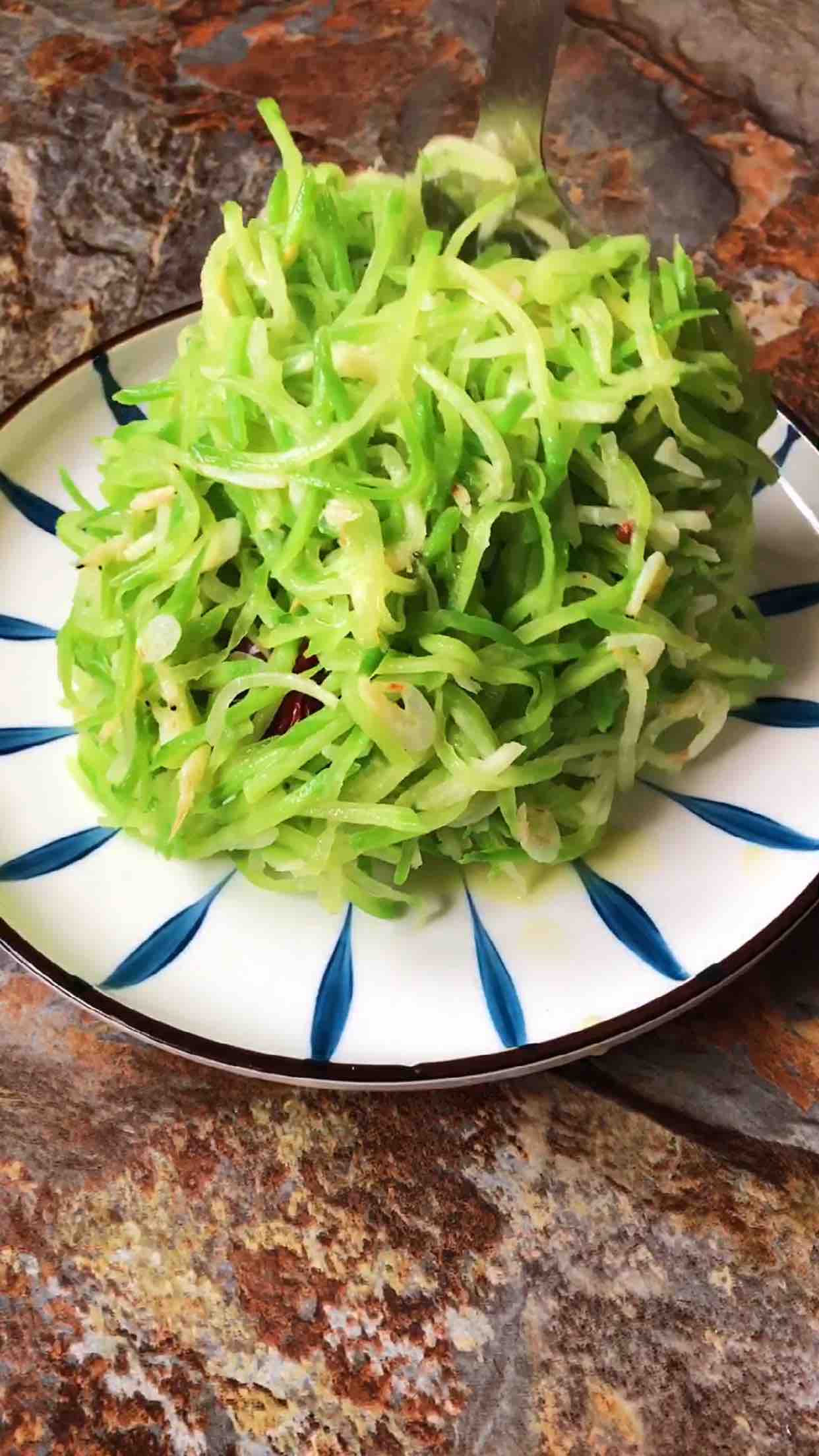萝卜丝炒虾皮的做法-家常味炒菜谱-易网健康养生网 萝卜丝炒虾皮的做法-家常味炒菜谱