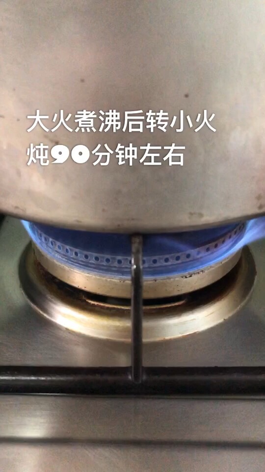 鲜甜美味的鸽子汤，这样做滋补又养颜，冬天必备养生饮品！的做法-家常味炖菜谱