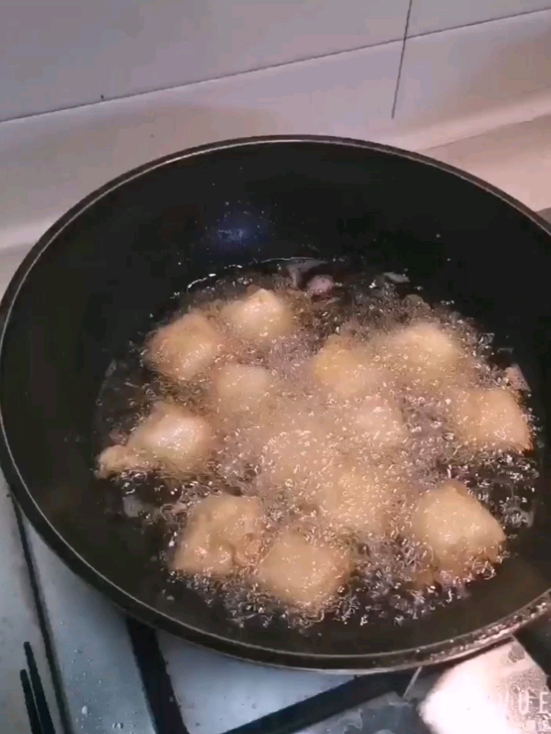鸡蛋裹油豆腐的做法-家常味炸菜谱