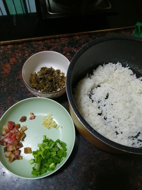 家乡的美食~~腊肉腌菜炒饭的做法-家常味炒菜谱