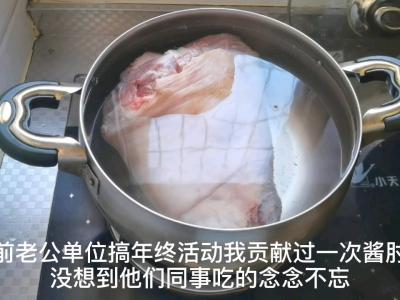 颜色红亮，软烂入味的酱肘子来啦的做法-家常味卤菜谱