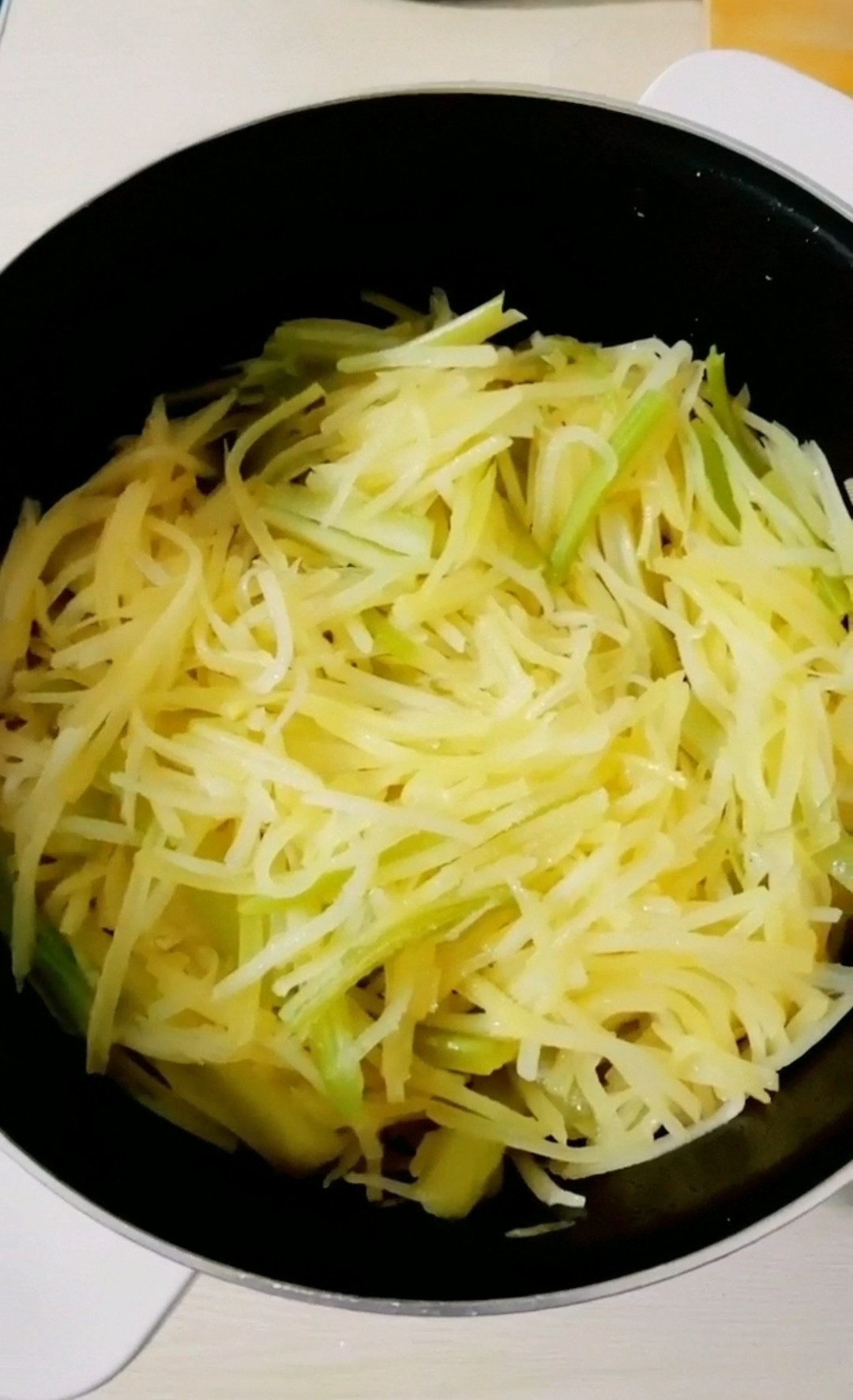 芹菜炒土豆丝的做法-咸鲜味炒菜谱