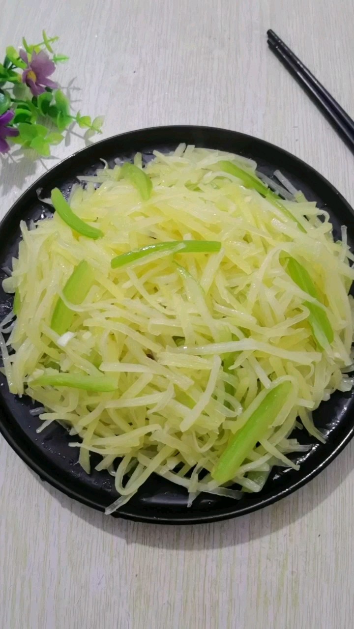 芹菜炒土豆丝的做法-咸鲜味炒菜谱