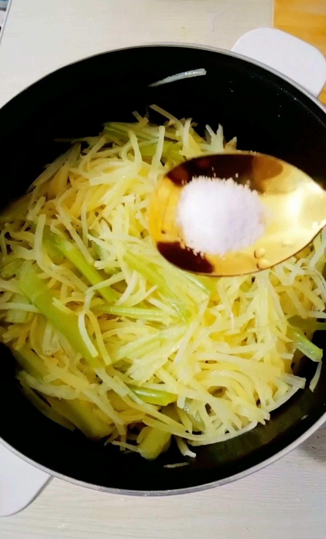 芹菜炒土豆丝的做法-咸鲜味炒菜谱