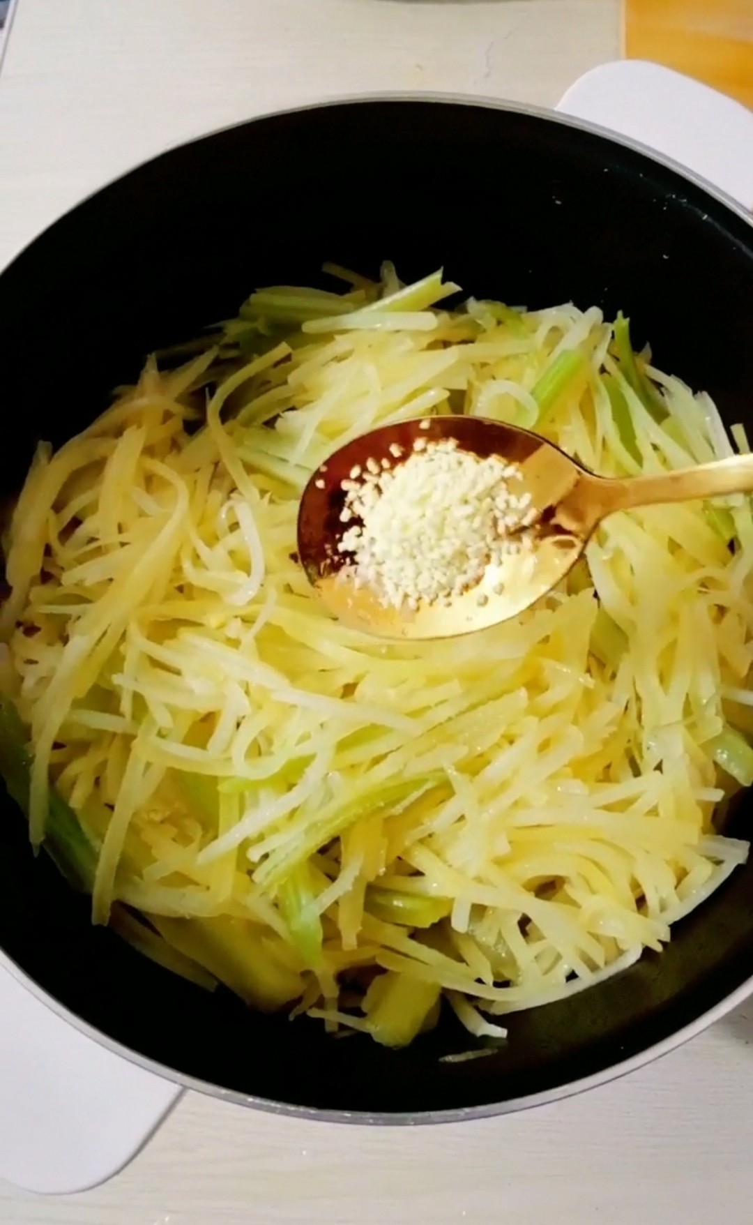 芹菜炒土豆丝的做法-咸鲜味炒菜谱