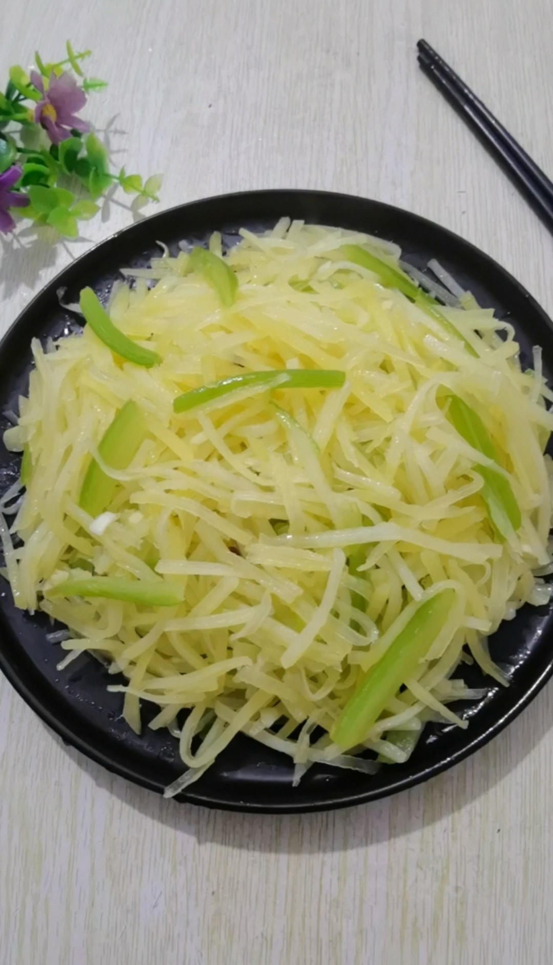 芹菜炒土豆丝的做法-咸鲜味炒菜谱-易网健康养生网 芹菜炒土豆丝的做法-咸鲜味炒菜谱