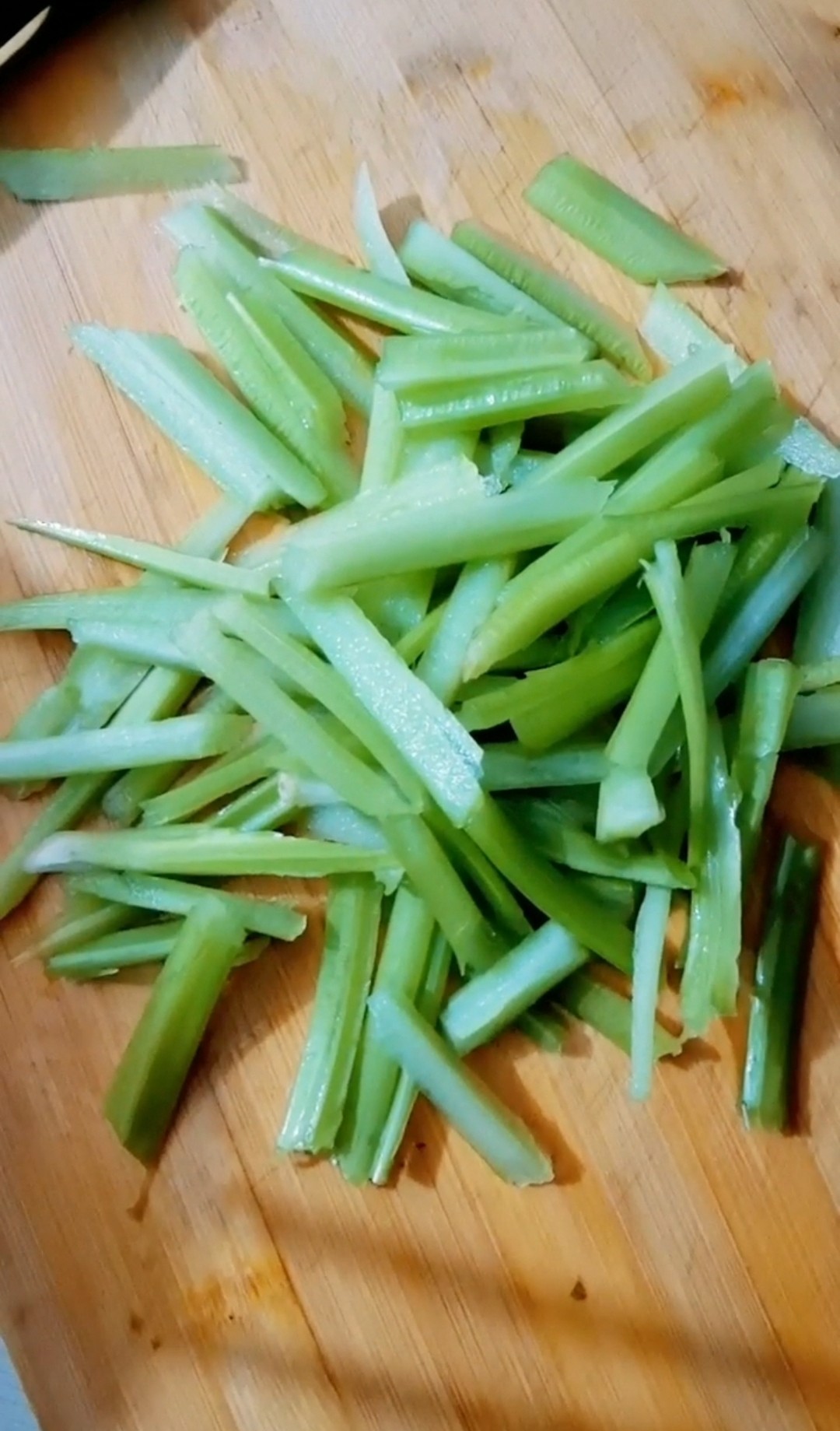 芹菜炒土豆丝的做法-咸鲜味炒菜谱