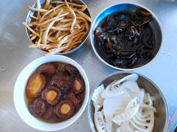 四鲜烤麸的做法-家常味炖菜谱