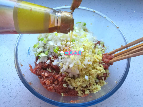 #冬至大如年#一口一个，焦脆鲜香的牛肉丸子的做法-家常味炸菜谱