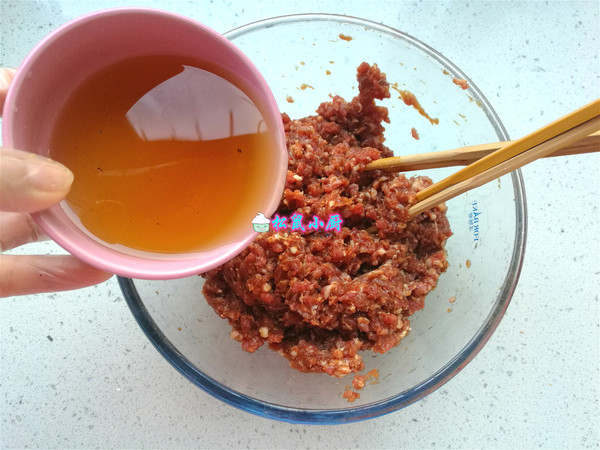 #冬至大如年#一口一个，焦脆鲜香的牛肉丸子的做法-家常味炸菜谱
