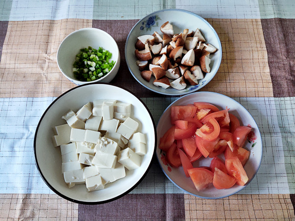 番茄香菇烩豆腐的做法-咸鲜味煮菜谱-易网<a href=http://www.bryss.cn/ target=_blank class=infotextkey>健康养生</a>网 番茄香菇烩豆腐的做法-咸鲜味煮菜谱