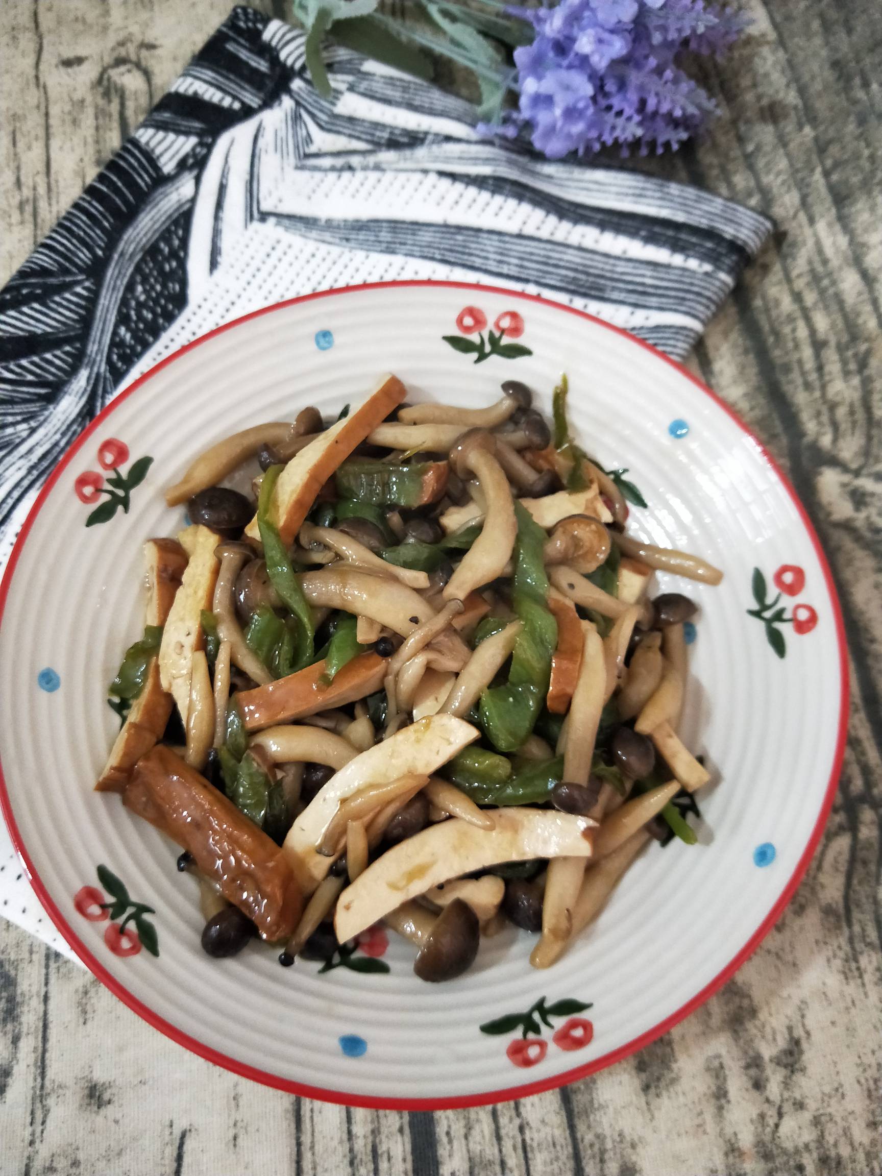 香干蟹味菇的做法-家常味炒菜谱-易网健康养生网 香干蟹味菇的做法-家常味炒菜谱