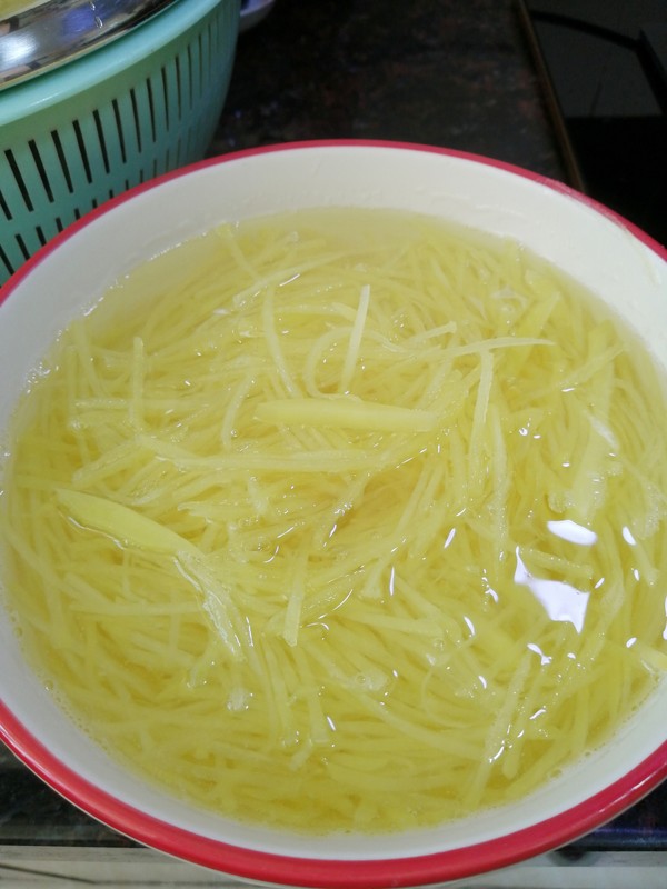 简简单单也不失美味~~醋溜土豆丝的做法-家常味炒菜谱