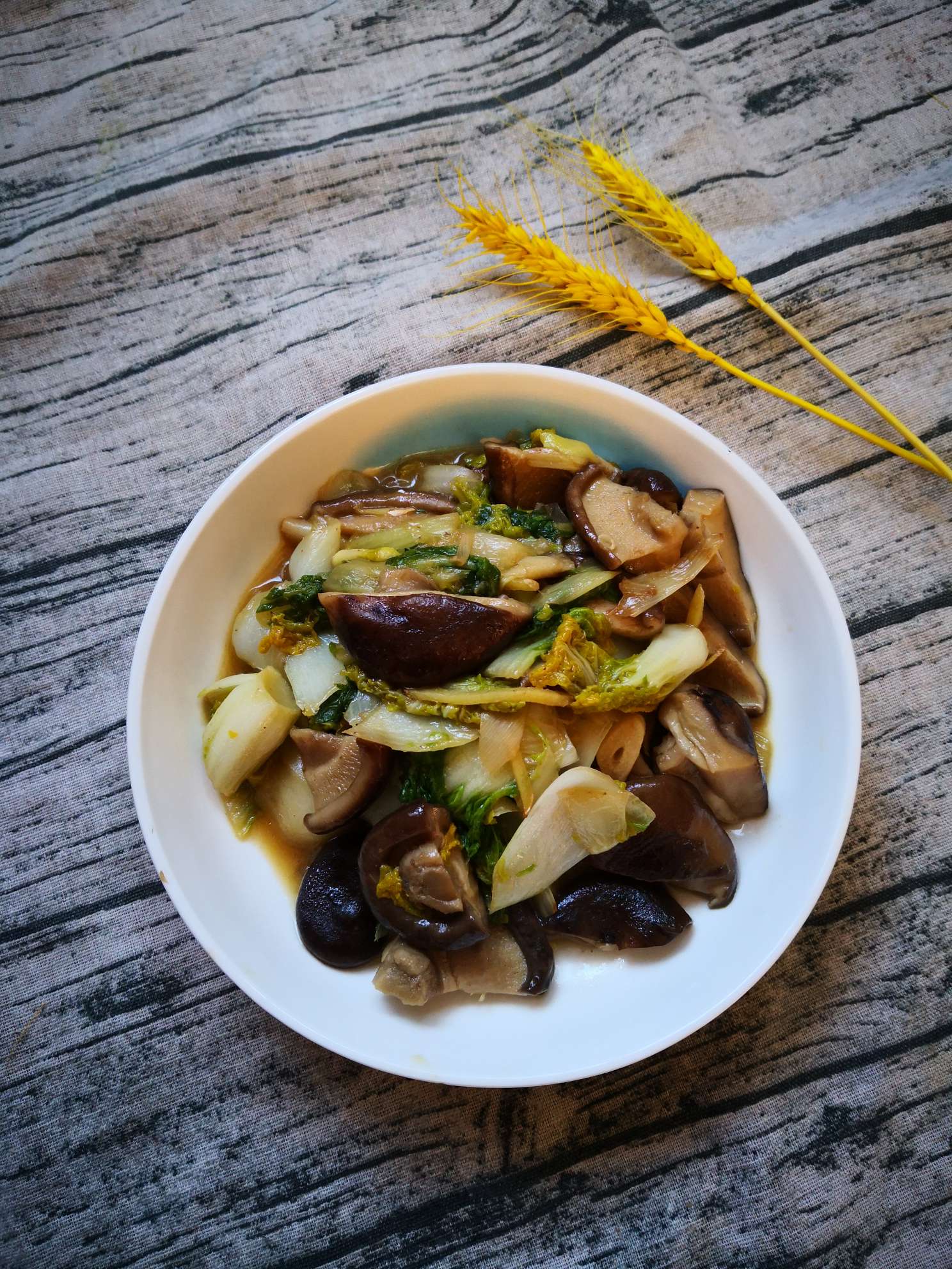 菊花菜炒香菇的做法-家常味炒菜谱-易网健康养生网 菊花菜炒香菇的做法-家常味炒菜谱