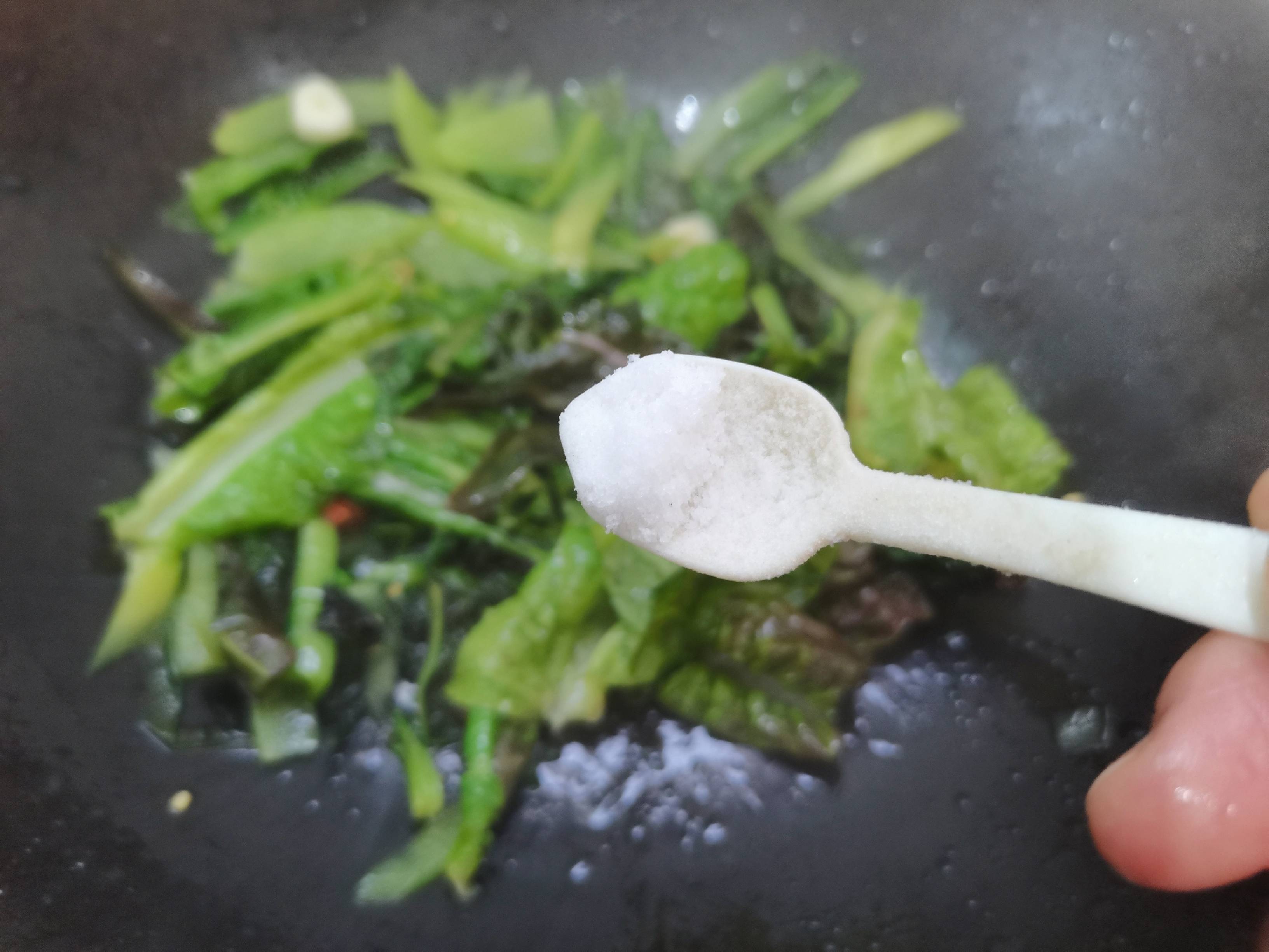 家常菜“清炒莴笋叶”的做法-家常味炒菜谱