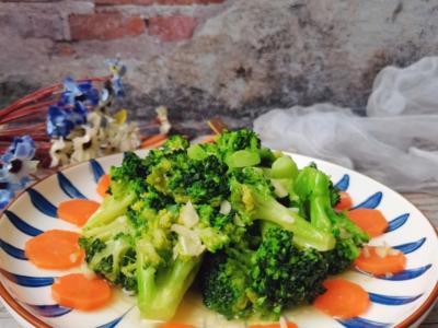 蒜蓉西兰花的做法-家常味炒菜谱