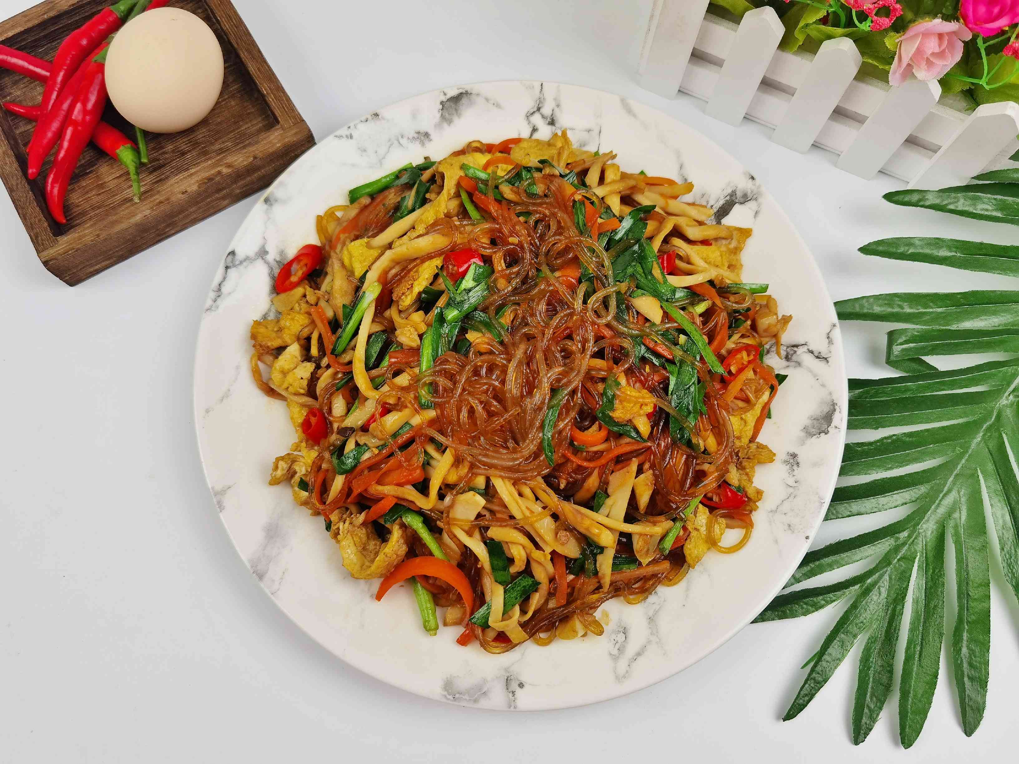 年夜饭素菜也出彩－杏鲍菇炒合菜，阖家欢乐吃着超下饭的做法-香辣味炒菜谱