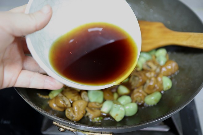 腊八蒜烧肥肠的做法-蒜香味烧菜谱