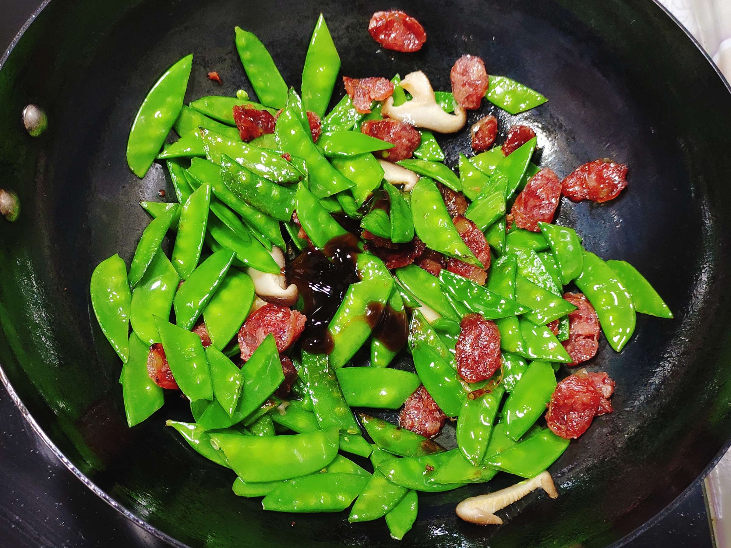 清淡不油腻的腊肠炒荷兰豆的做法-咸鲜味炒菜谱