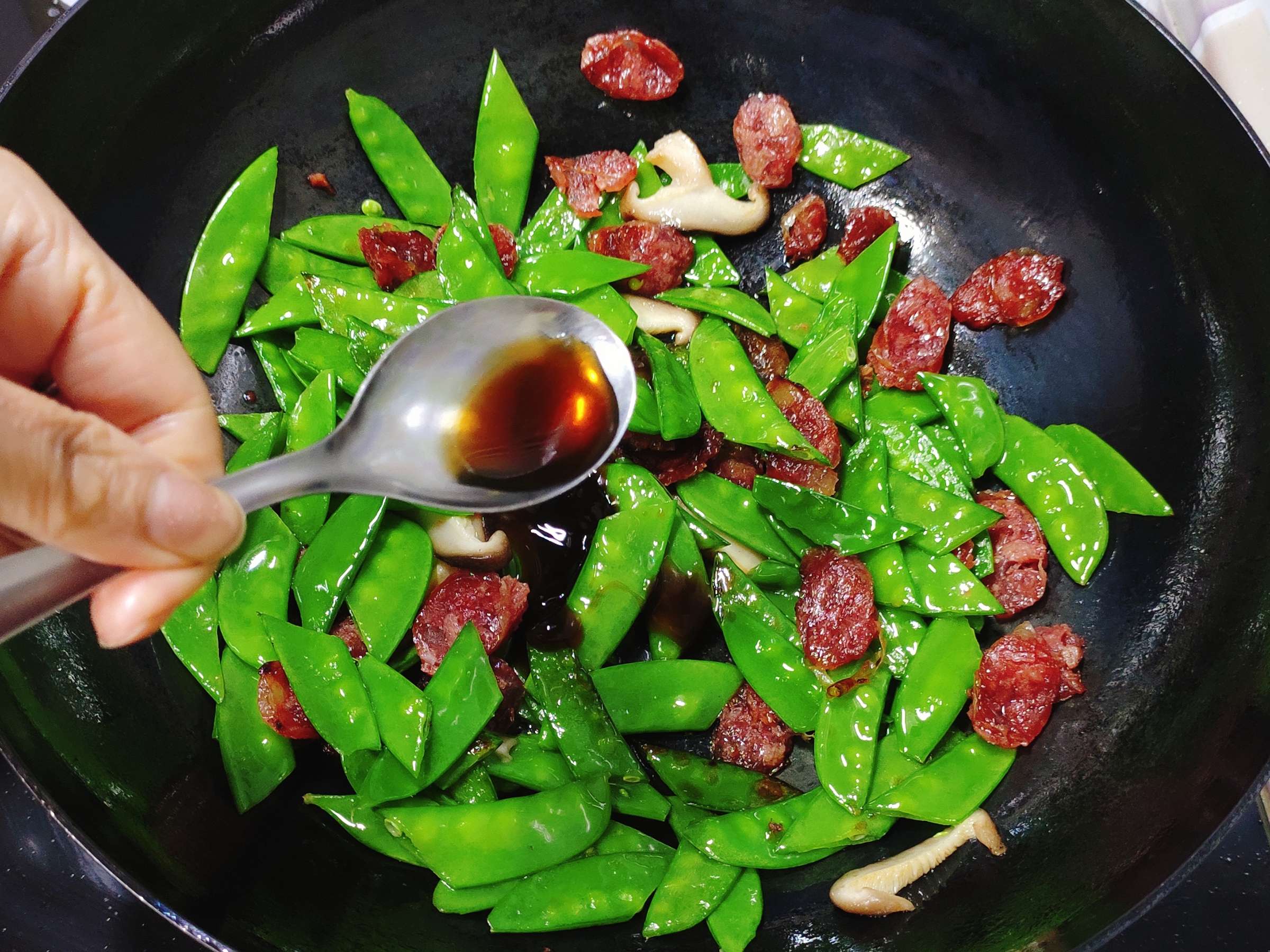 清淡不油腻的腊肠炒荷兰豆的做法-咸鲜味炒菜谱