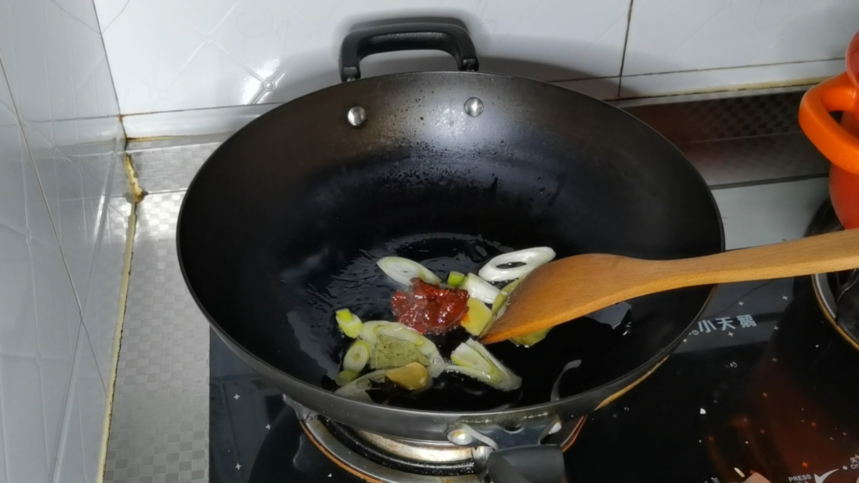水煮肉片柔嫩的秘诀的做法-麻辣味煮菜谱-易网健康养生网 水煮肉片柔嫩的秘诀的做法-麻辣味煮菜谱