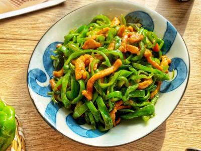 简简单单下饭菜：辣椒炒肉的做法-香辣味炒菜谱