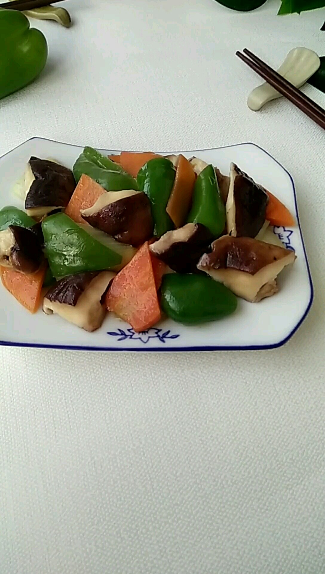 三色素炒低脂健康菜的做法-家常味炒菜谱-易网健康养生网 三色素炒低脂健康菜的做法-家常味炒菜谱
