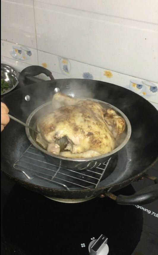童子鸡只需腌一腌，蒸一蒸，淋上葱油汁，简单又美味的做法-葱香味蒸菜谱