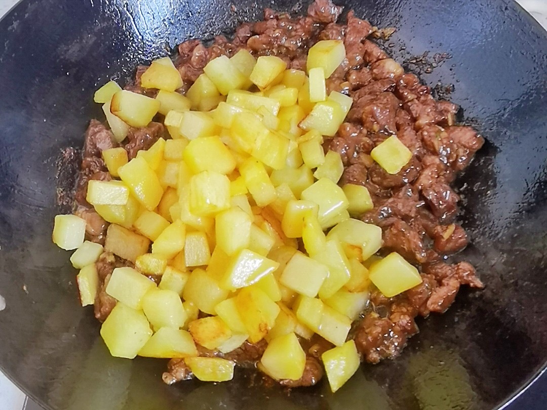 轻松年夜饭-孜然土豆牛肉,烧烤味解馋下酒又下饭的做法-其它口味炒菜谱-易网健康养生网 轻松年夜饭-孜然土豆牛肉,烧烤味解馋下酒又下饭的做法-其它口味炒菜谱