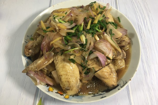 童子鸡只需腌一腌，蒸一蒸，淋上葱油汁，简单又美味的做法-葱香味蒸菜谱