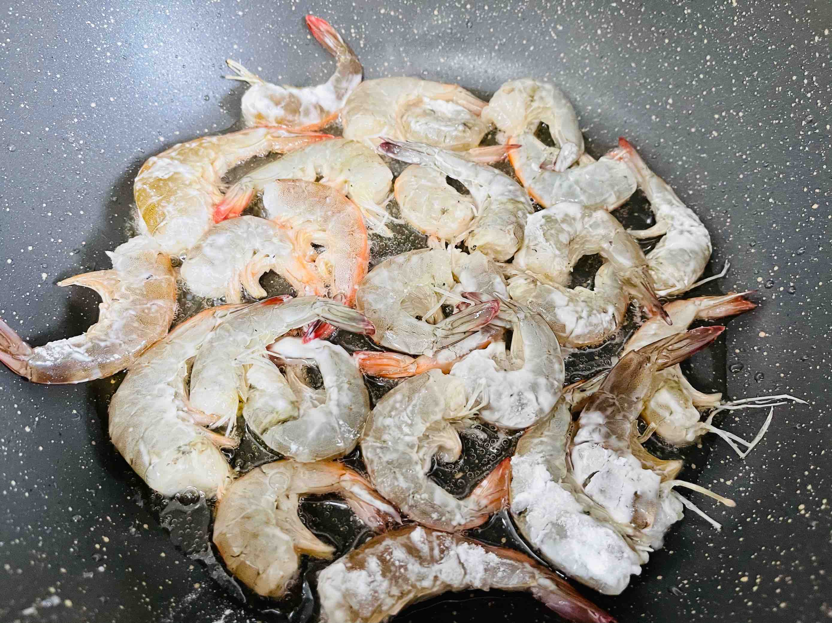 咸香酥脆的咸蛋黄脆皮虾的做法-咸鲜味煎菜谱