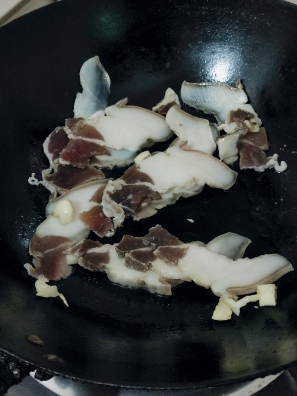 芹菜炒腊肉的做法-家常味炒菜谱