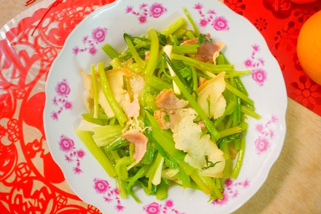 芹菜炒腊肉的做法-家常味炒菜谱-易网健康养生网 芹菜炒腊肉的做法-家常味炒菜谱