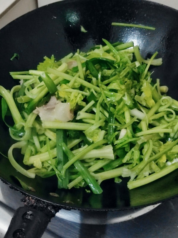 芹菜炒腊肉的做法-家常味炒菜谱