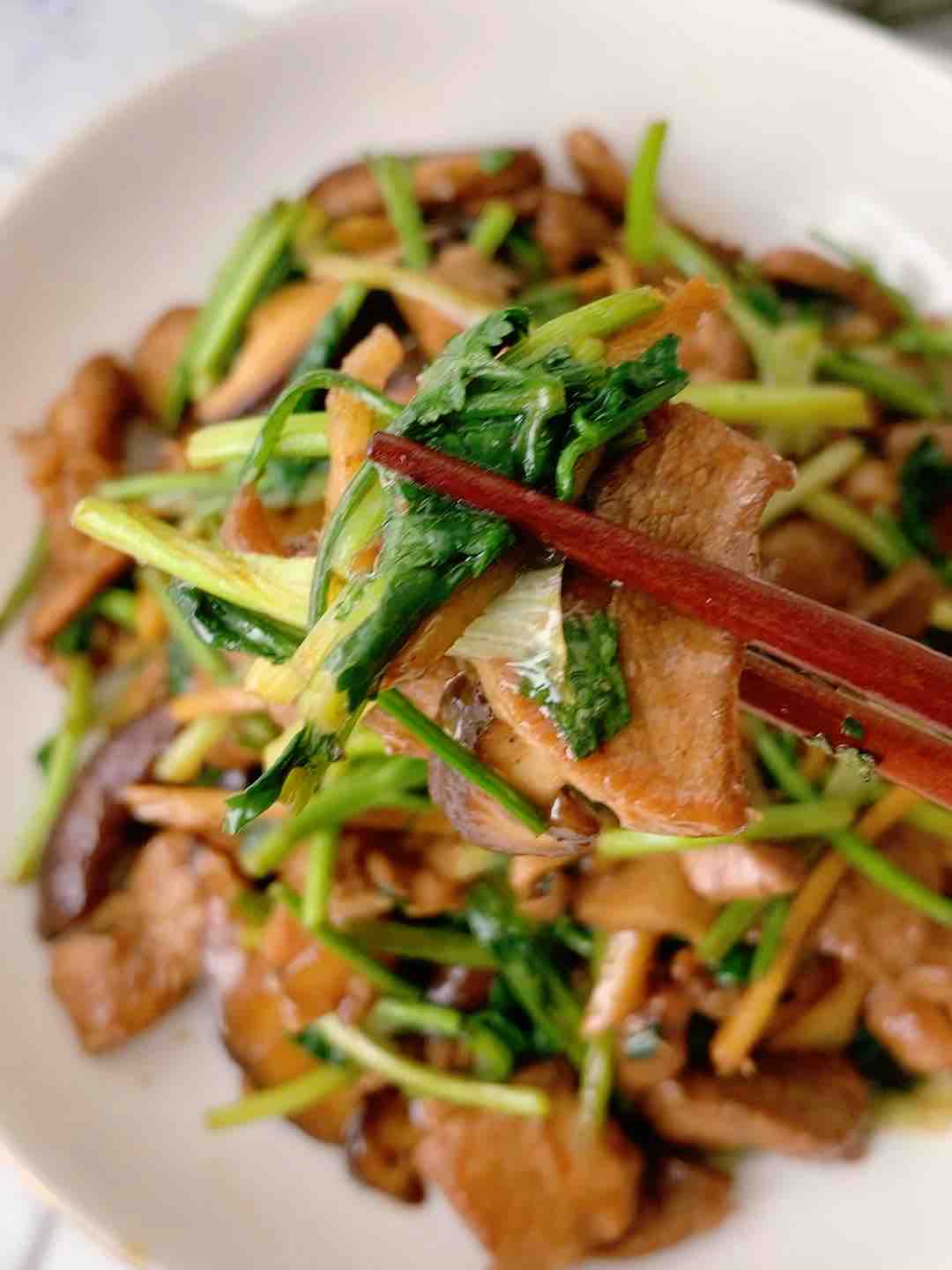 香菜炒肉的做法-家常味炒菜谱