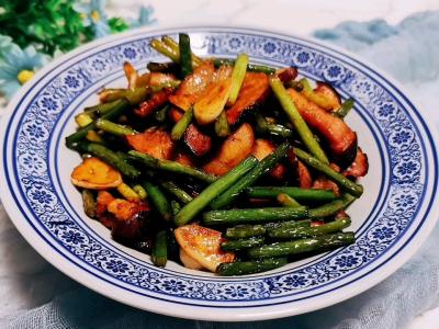 年夜饭必不可少的硬菜：蒜苔炒腊肉的做法-咸鲜味炒菜谱