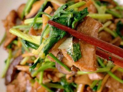 香菜炒肉的做法-家常味炒菜谱