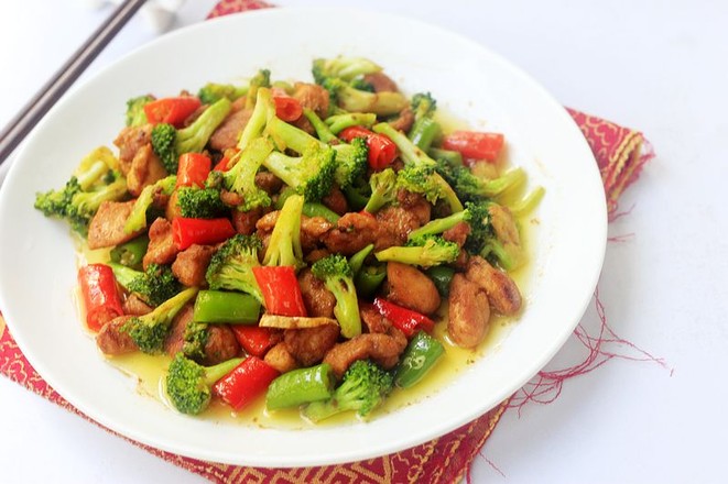 西兰花炒鸡的做法-咸鲜味炒菜谱