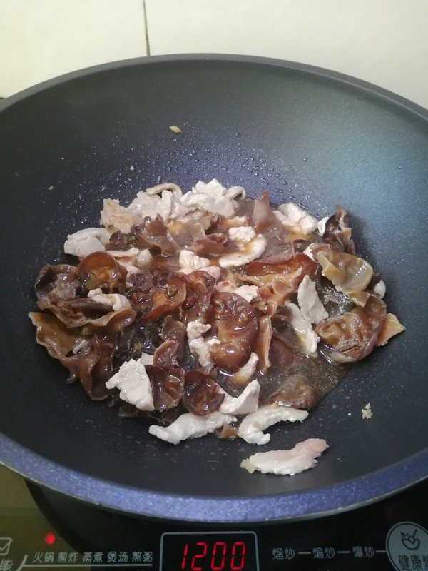 简简单单也不失美味~~木耳炒肉丝的做法-家常味炒菜谱
