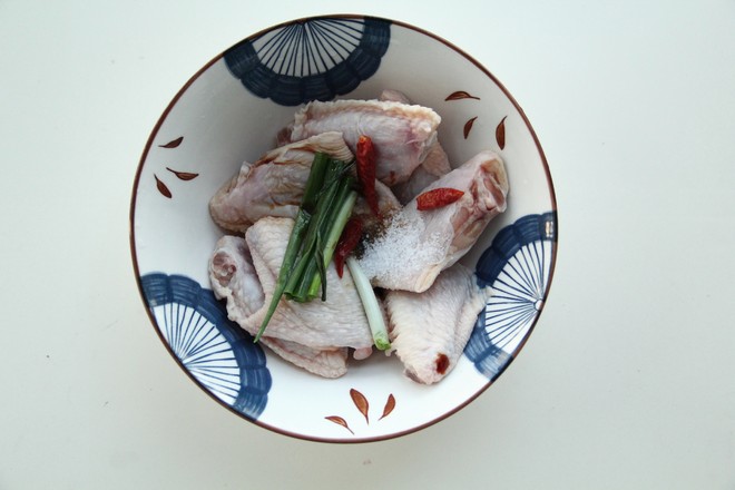 鲜嫩蒸鸡翅中，原汁原味的做法-咸鲜味蒸菜谱