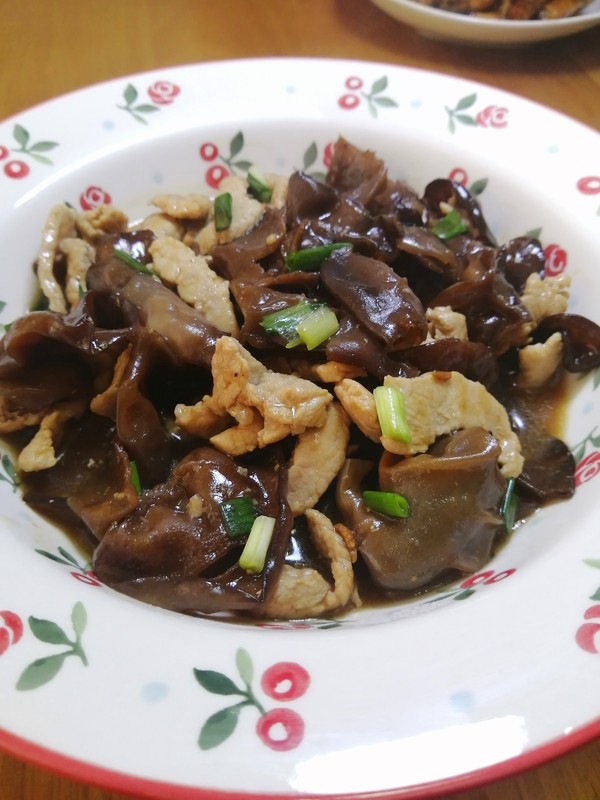 简简单单也不失美味~~木耳炒肉丝的做法-家常味炒菜谱