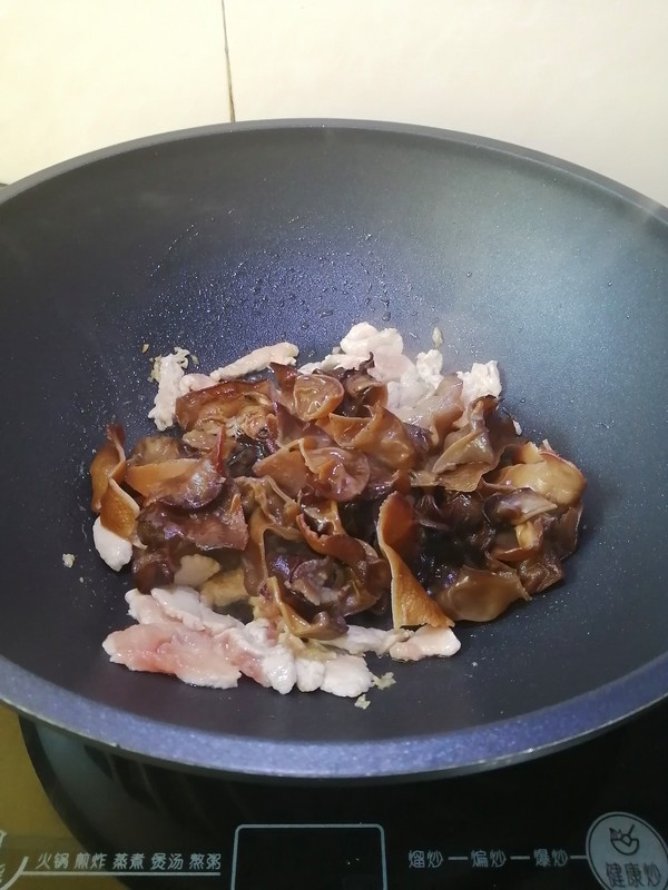 简简单单也不失美味~~木耳炒肉丝的做法-家常味炒菜谱