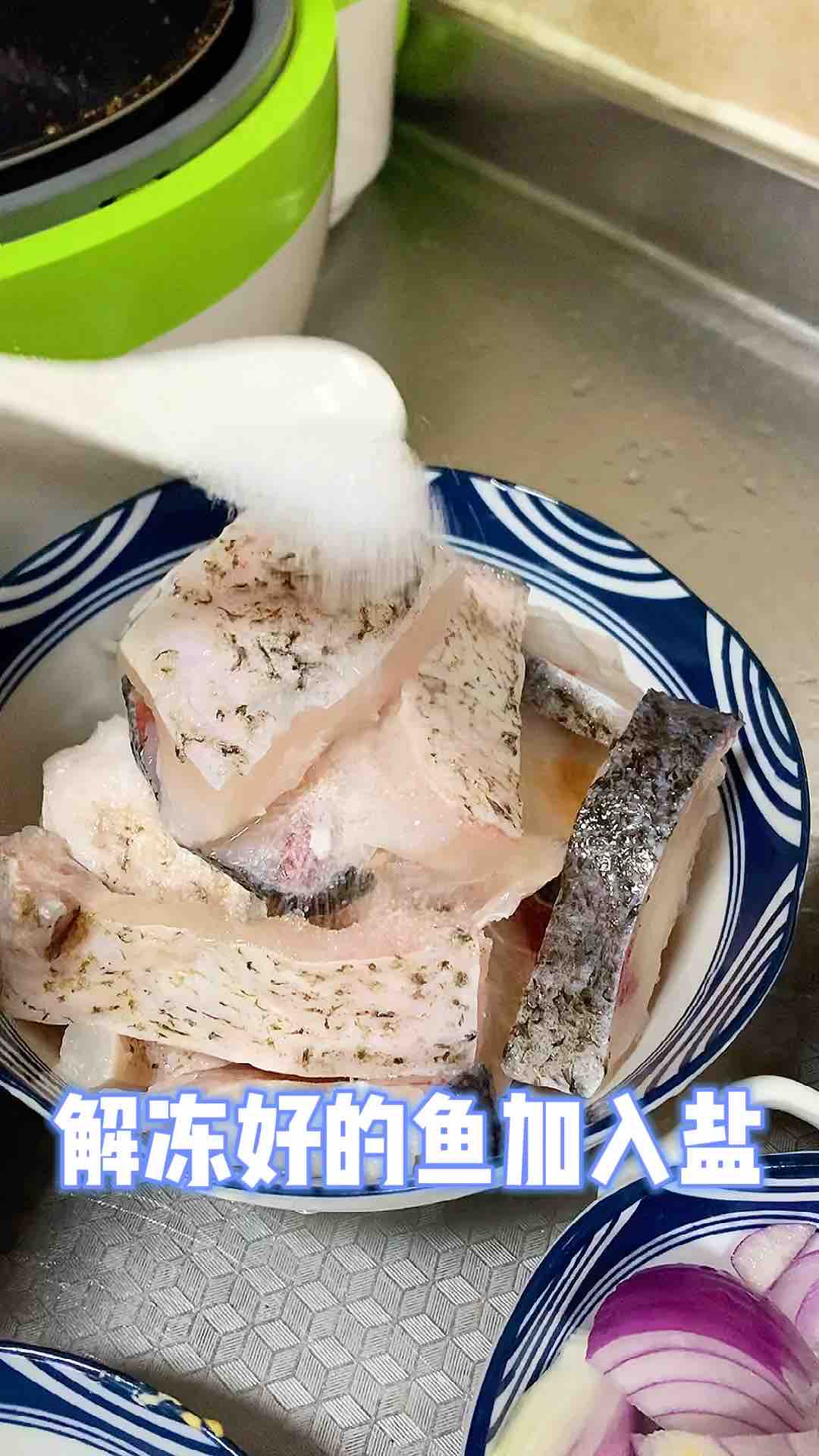 冰箱里的冻鱼怎么做好吃呢？今天就来一份香焗冻鱼，吃出鲜鱼的感觉。的做法-咸鲜味焗菜谱