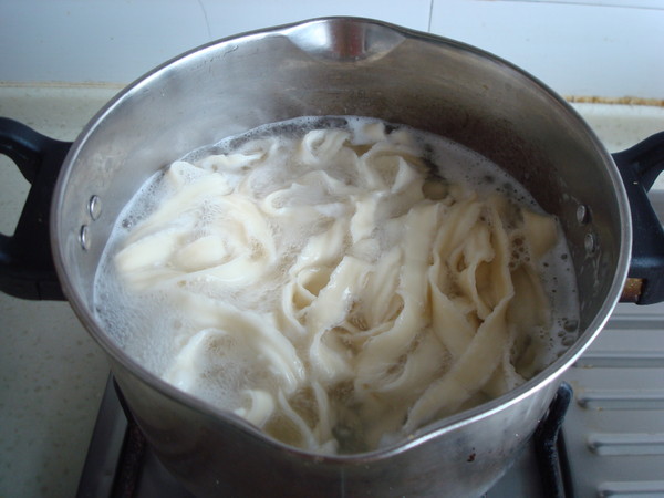 香菇羊肉拌皮带面的做法-家常味炒菜谱