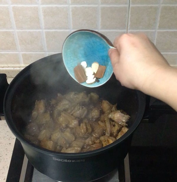 番茄牛腩锅的做法-酸甜味炖菜谱-易网健康养生网 番茄牛腩锅的做法-酸甜味炖菜谱