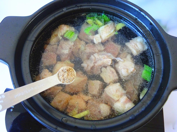 牛腩这么做才对，味爽清香不油腻，驱寒又暖胃的做法-咸鲜味炖菜谱