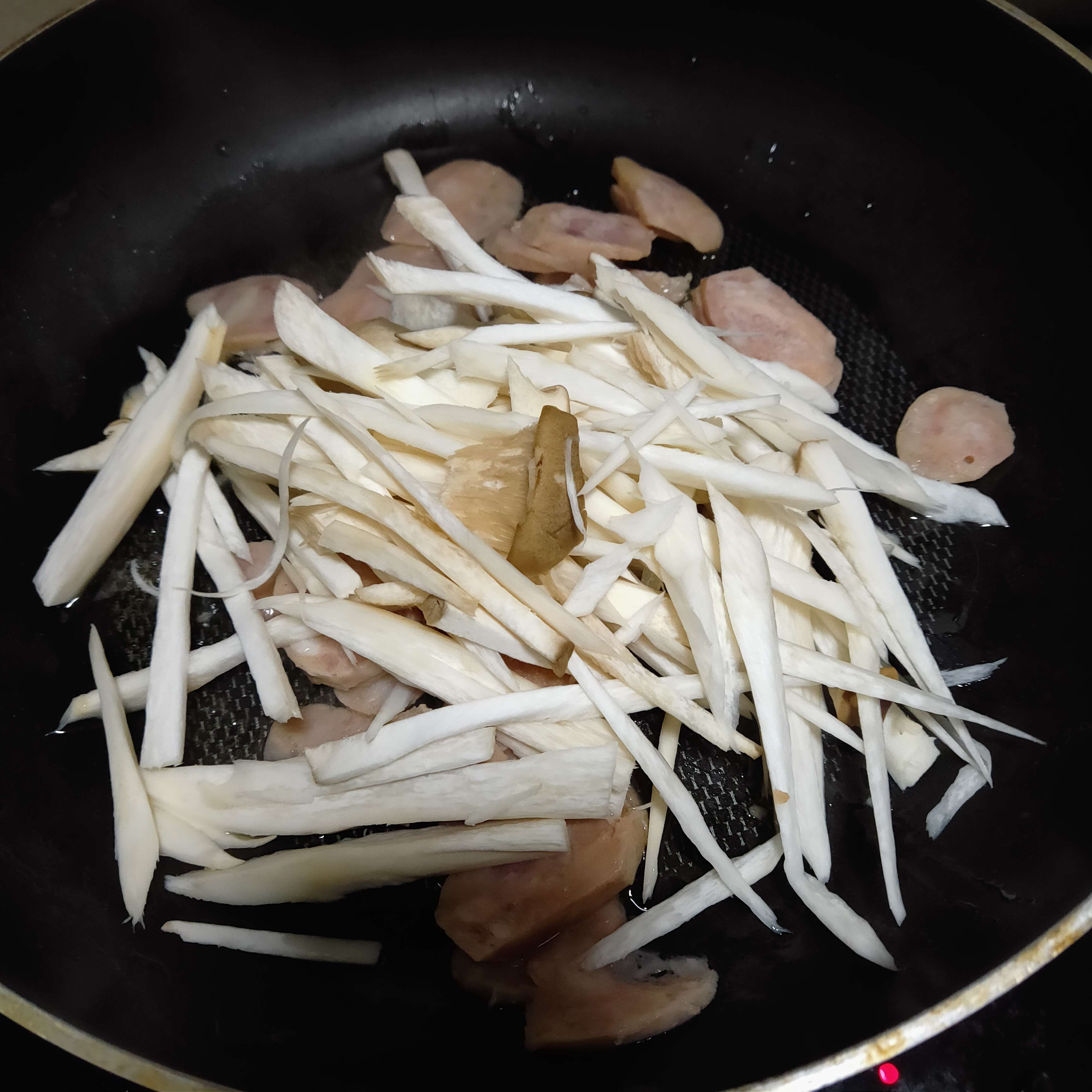 杏鲍菇炒肉肠的做法-咸鲜味炒菜谱